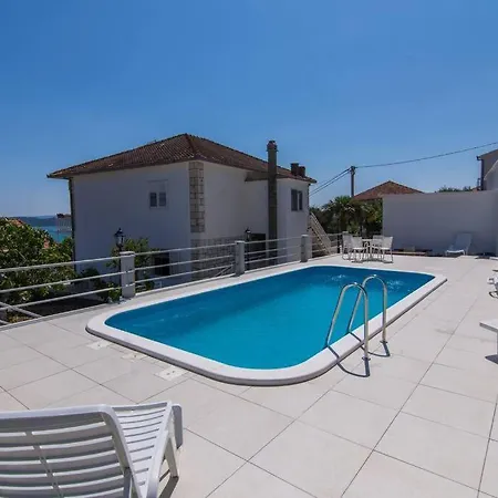House Mia - Private Pool Apartment