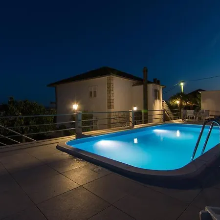 House Mia - Private Pool Apartment *