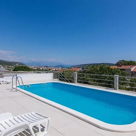 House Mia - Private Pool Apartment Trogir